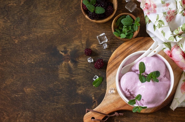 Gelato fatto in casa con gelato alla menta Blackberry in una ciotola bianca Vista dall'alto Spazio di copia