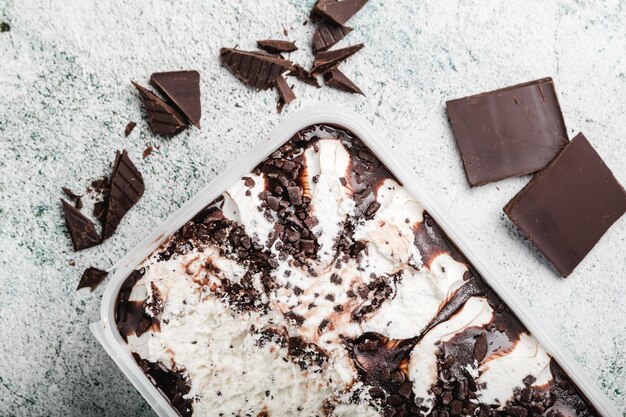 Gelato fatto in casa con patatine di cioccolato dessert rinfrescante per i gourmet Stracciatella