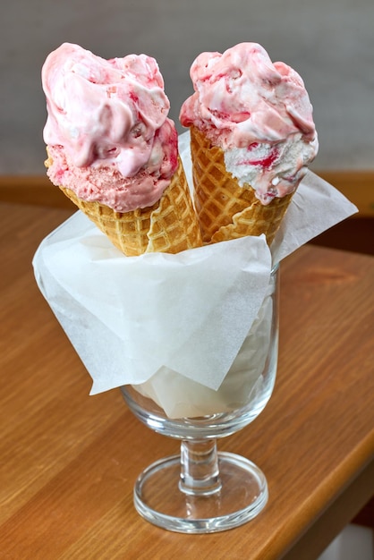 Gelato in coni sul tavolo del ristorante