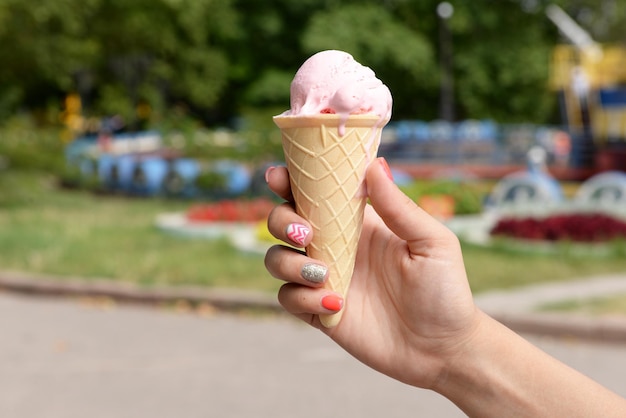 Gelato in mano all'aperto