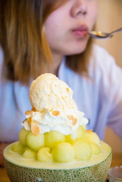 Gelato in mezzo palle di melone. Bing su