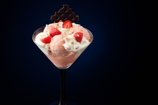 Gelato in un vaso su uno sfondo scuro