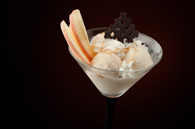 Gelato in un vaso su uno sfondo scuro