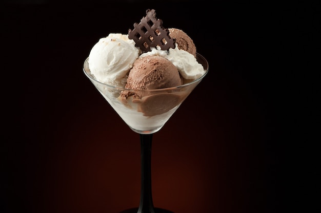 Gelato in un vaso su uno sfondo scuro