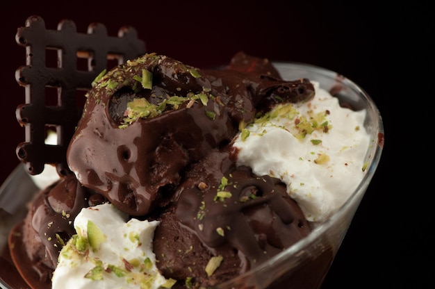 Gelato in un vaso su uno sfondo scuro