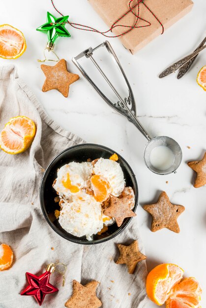 Gelato invernale con pan di zenzero e mandarini vista dall'alto