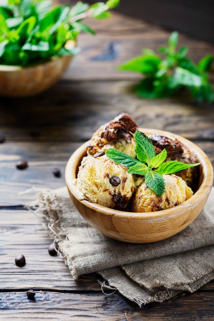 Gelato italiano «tiramisù» con caffè e menta