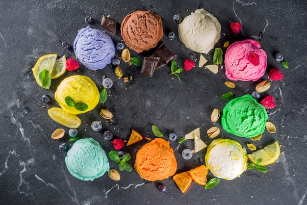 Gelato pastello colorato con coni di cialda