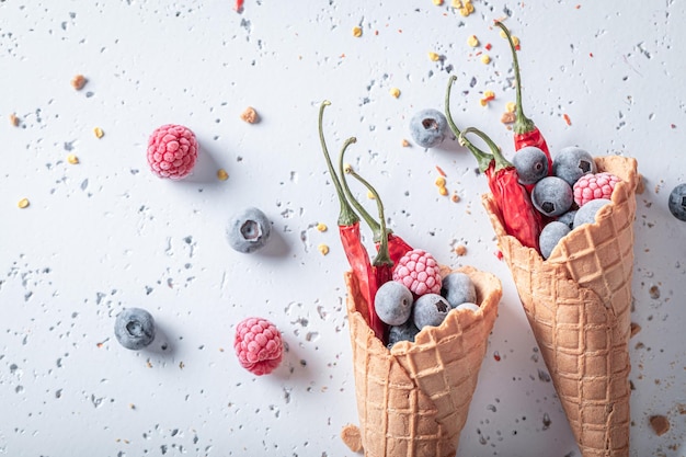 Gelato piccante in cono con peperoncino e frutta