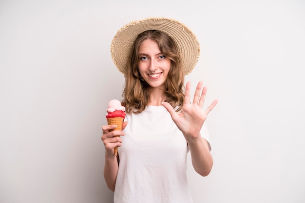 Gelato ragazza adolescente e concetto estivo