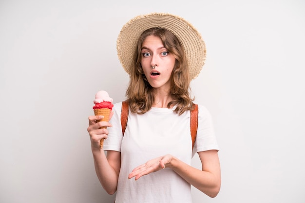 Gelato ragazza adolescente e concetto estivo