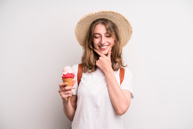 Gelato ragazza adolescente e concetto estivo