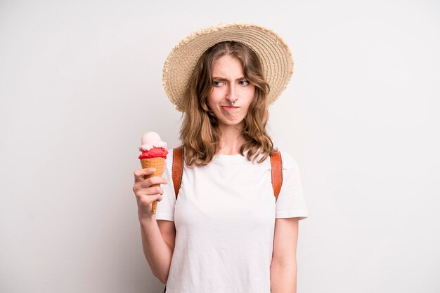 Gelato ragazza adolescente e concetto estivo