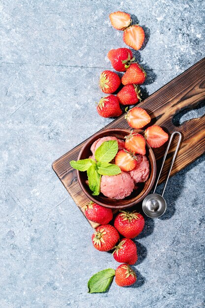 Gelato sorbetto in ciotola di legno