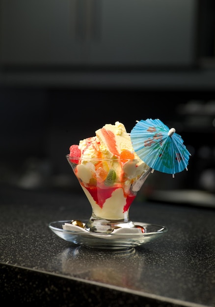 Gelato su un piatto di frutta