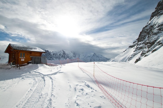 Gelida giornata di sole in previsione vicino alla città di Chamonix nelle Alpi francesi, Francia