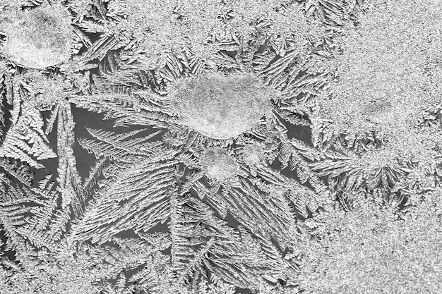 Gelo sulla finestra, struttura naturale su vetro con motivo congelato. Copia spazio, sfondo naturale, macro. Bellissimo sfondo invernale