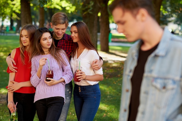 Gelosia e invidia nella relazione tra amici. Un macho che esce con tutte le donne della festa.