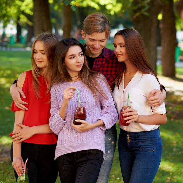 Gelosia e invidia nella relazione tra amici. Un macho che esce con tutte le donne della festa.