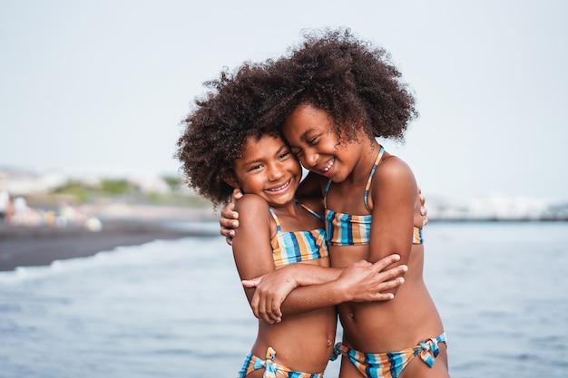 Gemelli che si divertono sulla spiaggia