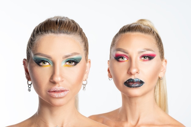 Gemelli di moda con un trucco luminoso che propone nello studio