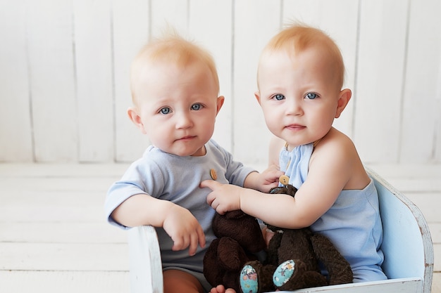 gemelli in pigiama blu con orsacchiotti