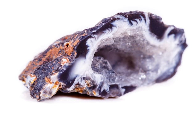 Gemma di agata di pietra minerale macro su sfondo bianco