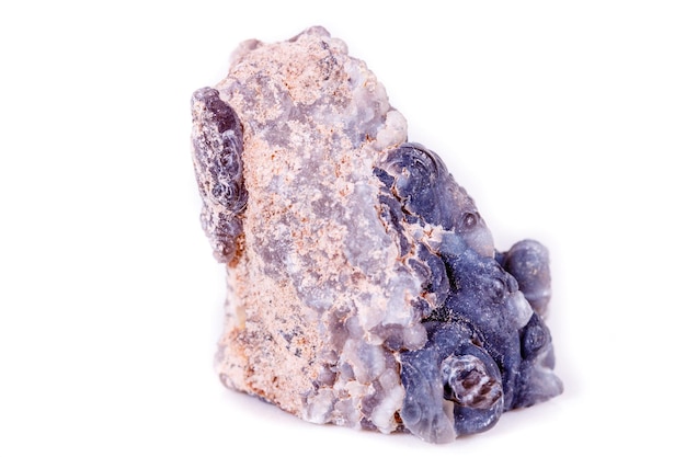 Gemma di agata di pietra minerale macro su sfondo bianco