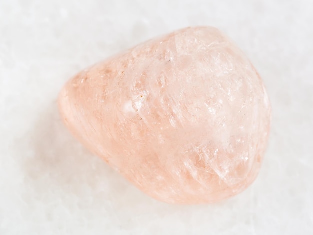 Gemma di berillo rosa morganite burattata su bianco