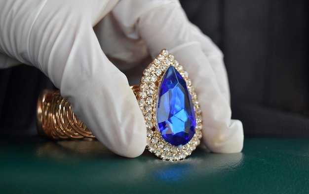 Gemme blu gemme di zaffiro blu pietre preziose blu gioielli spazio astratto bianco isolato spherexA