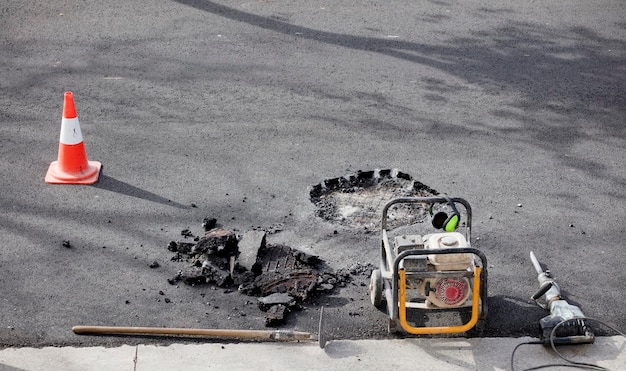 generatore a benzina con attrezzi per lavori di costruzione su strade e strade urbane, trapano a percussione in asfalto