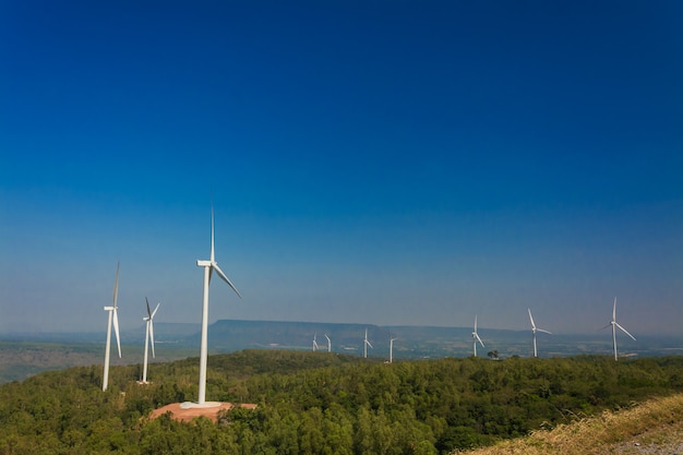 Generatore eolico che genera elettricità con cielo blu