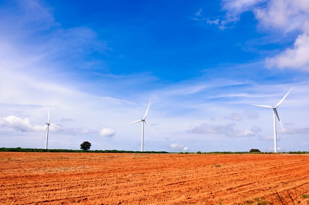 Generatore eolico sul prato verde sopra il cielo blu