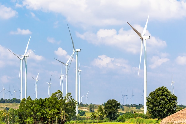 Generatori di turbine eoliche fiancheggiano le colline