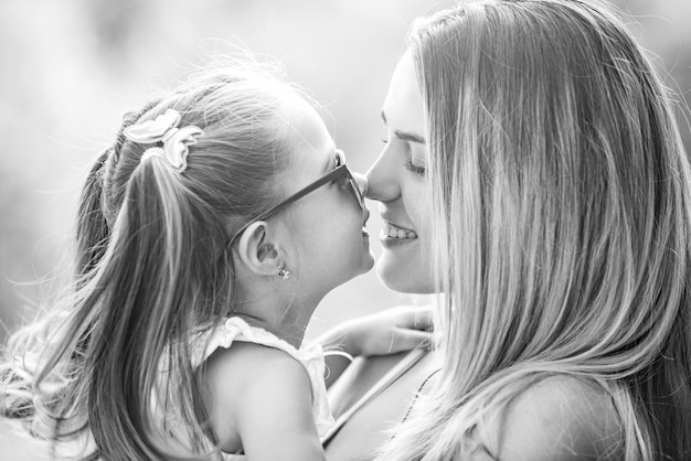 Generazione di famiglia e concetto di persone. Ritratto del primo piano della madre sorridente che abbraccia poco carino