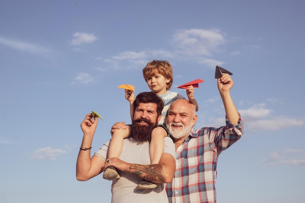 Generazione di tre uomini Figlio carino con papà che gioca all'aperto Festa del papà nonno padre e figlio sono hu