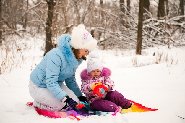 Generi e la sua piccola figlia che godono di bella giornata invernale all'aperto.