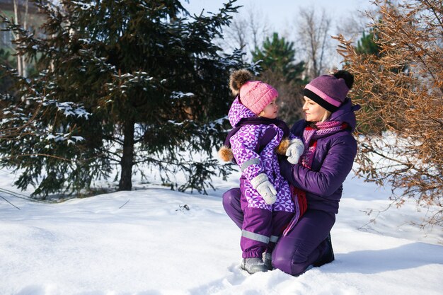 Generi e la sua piccola figlia che godono di bella giornata invernale all'aperto.