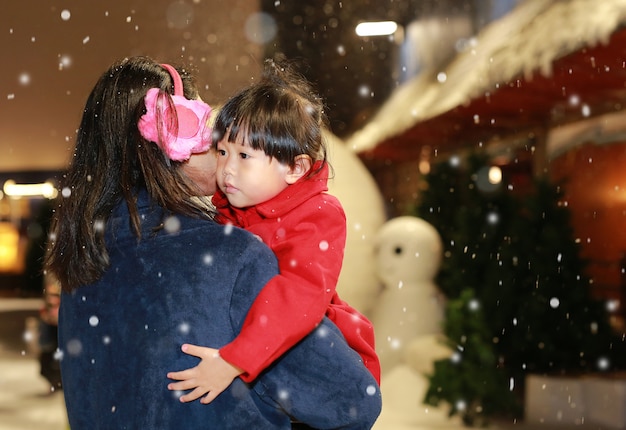 Generi la bambina adorabile di trasporto in neve, orario invernale.