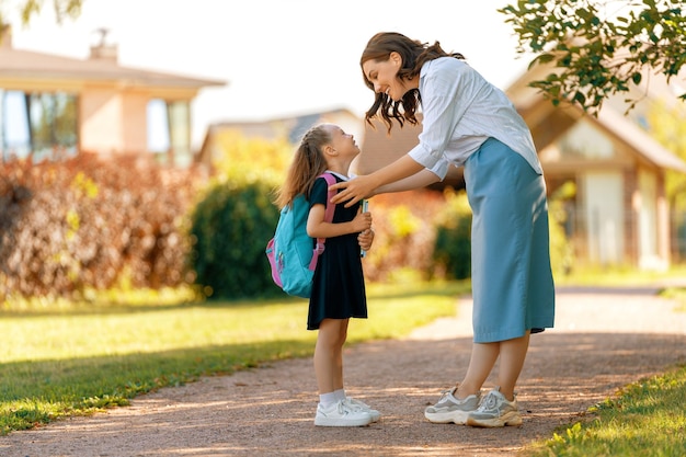 Genitore e allievo che vanno a scuola