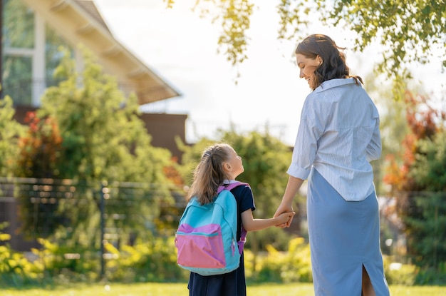 Genitore e allievo che vanno a scuola