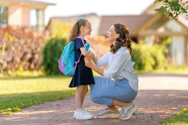 Genitore e allievo che vanno a scuola