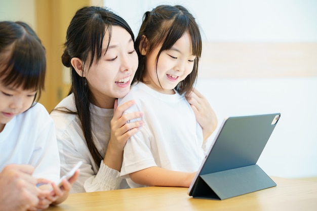 Genitore e figlio che guardano lo schermo del tablet PC nella stanza