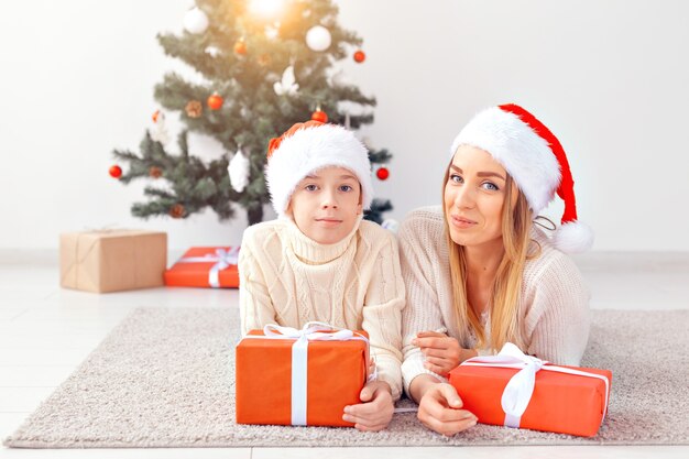 Genitore single e concetto di vacanze - Ritratto di madre che celebra il natale a casa alla vigilia di natale.