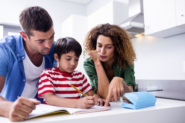 Genitori che aiutano figlio a fare i compiti