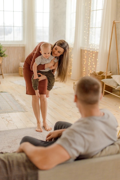 Genitori che giocano con il loro bambino