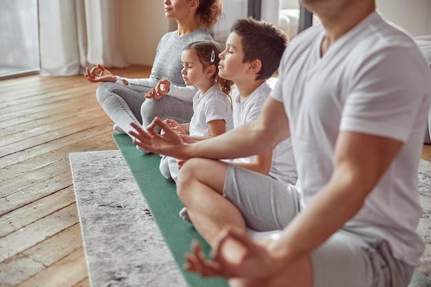 Genitori che meditano con i bambini a casa