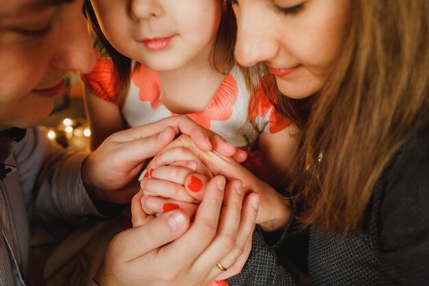 Genitori che tengono insieme le mani dei bambini Madri, padri e figlie, mani insieme Primo piano