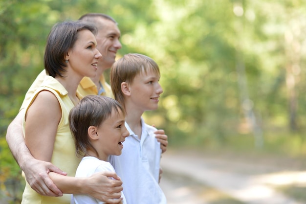 Genitori con bambini in estate