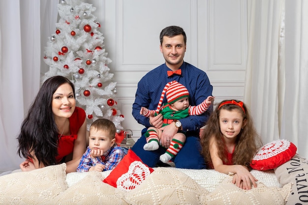 Genitori con bambini in una sessione fotografica di Natale